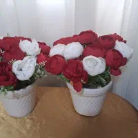 گلدان و گل مصنویی