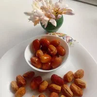 خرما پاک میکنم