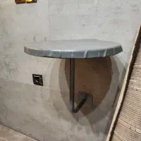 میز گرد دیواری و ایستاده آهنی با روی چرم