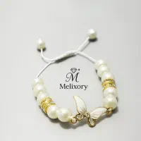 دستبند مرواریدی با پلاک پروانه