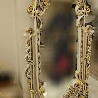 آینه قدی کنار سالنی