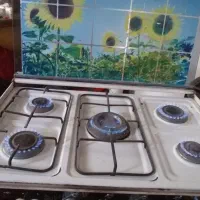 یک عدد اجاق گاز پنج شعله با شعله های سالمه سالم