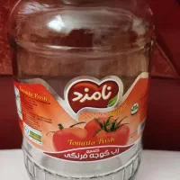 تعدادی شیشه خالی رب و دبه سس و ظرف خرما