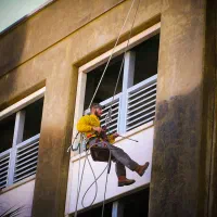 کار در ارتفاع با طناب بدون داربست پیچ‌ورولپلاک