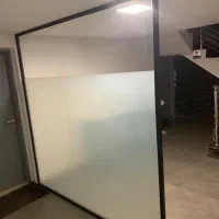 پارتیشن اداری شیشه ای مدرن با فریم مشکی