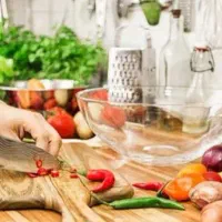 به یک نفر آشپز خانم مجرد نیازمندیم