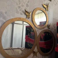 3 آیینه با پروانه های دورش