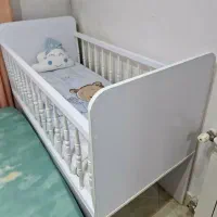 تخت نوزاد سفید (نو و سالم)