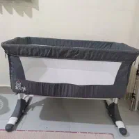 تخت کنار مادر