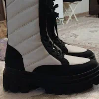 یک جفت پوتین نو فقط یکبار پا شده