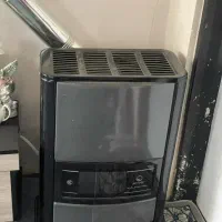 بخاری اتاق خواب و میز تلویزیون. فقط میز