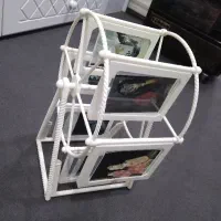 تعدادی وسایل سالم مثل قاب عکس ونطم دهنده چوبی و..