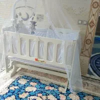 تخت کنار مادر