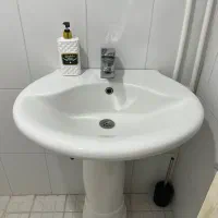 روشویی و اینه و دوش حمام با تمام وسایلش