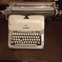 ماشین تحریر قدیمی