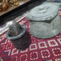 دیزی سنگی قدیمی و هاونگ سنگی