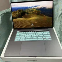 مک بوک‌ پرو ۲۰۱۹ لازرورقی با جعبه