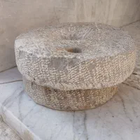 چراغ علاءالدین وغیره|کلکسیون اشیاء عتیقه|کاشان, باغچه فیض|دیوار