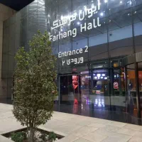 کارمند فروشگاه لباس زنانه