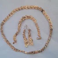 گردنبند و گوشواره و دستبند