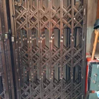 درب آکاردونی  نرده روی دیوار