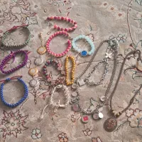 تعدادی گردنبند ودستبند