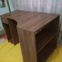 میز تحریر و کامپیوتر