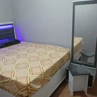تخت خواب دو نفره همراه میز کنسول آرایش