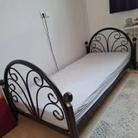 تخت آهنی