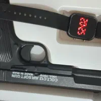 کلت ساچمه اسبابازی به همراه ساعت مچی جفتش سالمه