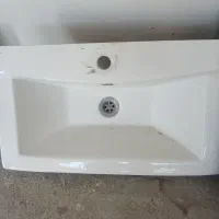 روشویی دیواری تمیز