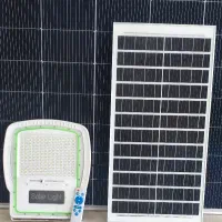 پروژکتور خورشیدی . پروژکتور . برق خورشیدی . لامپ