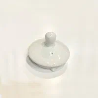 در قوری چینی کوچک