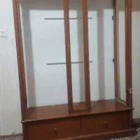 گنجه سالم و تمیز شیشه هاش هست کامل