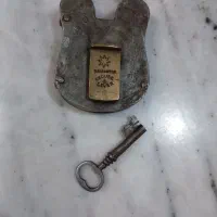 یک عدد قفل قدیمی انگلیسی همراه کلید سالم|کلکسیون اشیاء عتیقه|اصفهان, منتظرالمهدی|دیوار
