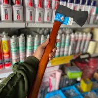 تبر فولادی یک کیلویی دسته چوبی