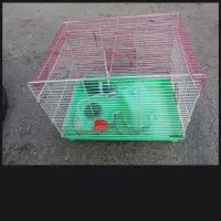 قفس همستر با مقداری لوازم.