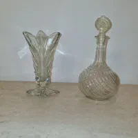 تنگ قدیمی وگلدان بلوری