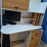 میز تحریر و گامپیوتر