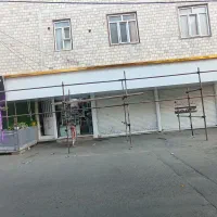 کارگر شاگرد وردست تابلو ساز