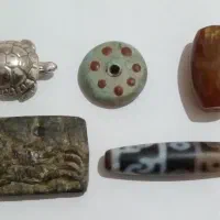 تعداد ۵عددمهر و لول تبتی ومیناکاری و کتیبه باستانی