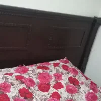 تخت دونفره با آینه و دراورچوب قدیمی محکم وضخیم