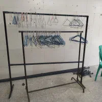 رگال، پیشخوان، و چوب لباسی