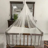 گهواره نوزاد کنار تخت مادر سیسمونی