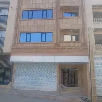 مغازه بر روی خیابان اصلی شهرک اوراز