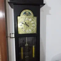 ساعت و میز عسلی