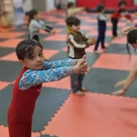 باشگاه ژیمناستیک و بازی و ورزش با کودکان