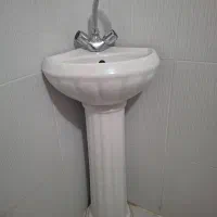 روشویی کوچک برای گوشه با شیر