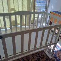 تخت کنار مادر پیرکاردین