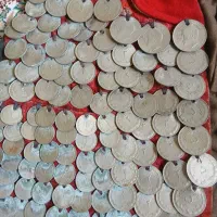 لباس قدیمی با سکه شاهی|کلکسیون اشیاء عتیقه|رشت, جانبازان|دیوار